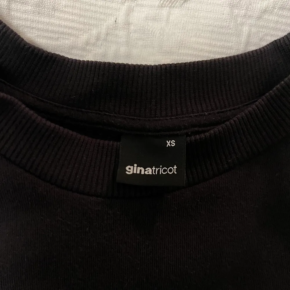 Säljer min svarta/mörkgråa sweatshirt från Gina Tricot i storlek xs. 250 kr nypris. Köparen står för frakt.. Tröjor & Koftor.