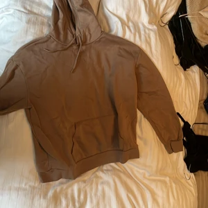 Hoodie - Brun hoodie med dragsnören