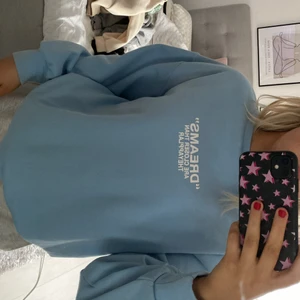 Ljusblå sweatshirt med tryck  - Ljusblå jätte skön sweatshirt med ett snyggt tryck på❤️