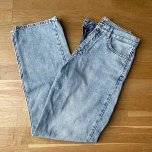 Jeans från Junkyard i modellen straight off. 