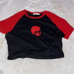 Skön röd & svart topp med döskalle - Den är jätte skön och len och är inte andvänd