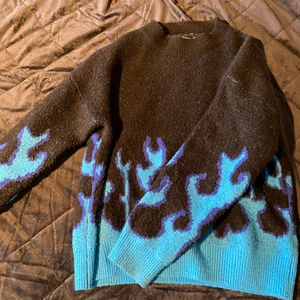 Stickad tröja - Fin stickad tröja från Shein. Aldrig använd och är orörd. Är i storlek S men passar både större och mindre storlekar. Väldigt fin till en svart outfit för att få en färgklick i allt. Nypris 215 men säljer för 100kr❤️ köparen står för frakt💞