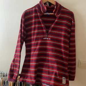 Adidas tröja  - Säljer denna coola adidas tröja med 1/4 zip storlek M. Frakt tillkommer på 66kr ❄️