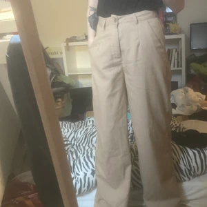 tygbyxor  - jättefina beiga tygbyxor! fett sköna och avslappnade. nästan oanvända. 