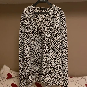 Leopard skjorta från Zara✨ - Snygg leopard-skjorta från Zara. Vida armar med slits✨🐆