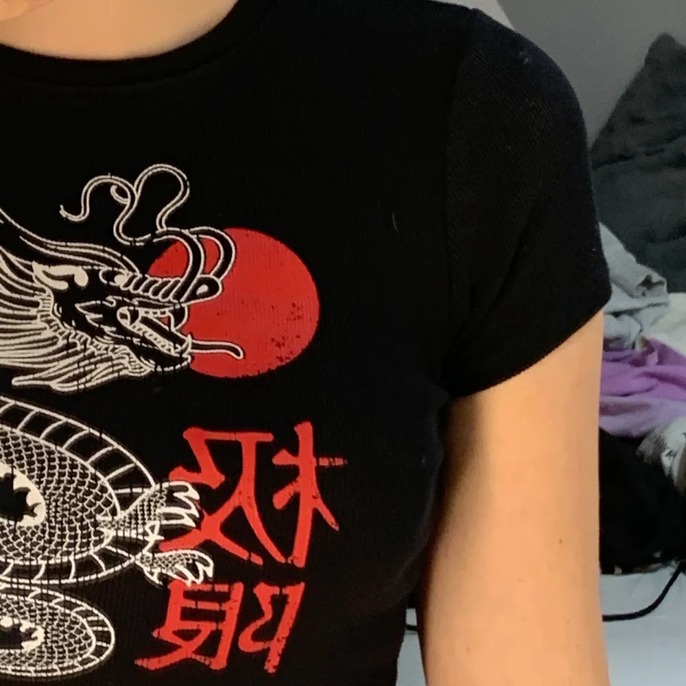 En svart tröja me något japanskt/kinesiskt tryck. Väll använd men i fint skick, säljs på grund av att den aldrig används längre. T-shirts.