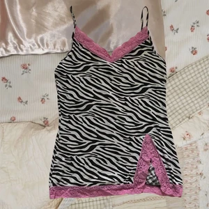 snyggt y2k linne - säljer denna y2k linne som är köpt från plick för inte så länge sedan. Från ginas gamla kollektion. Storlek S men kan passa liten M också då det är stretchigt! Endast använd 1 gång, kände inte att den passa mig, så säljer vidare. Köparen står för frakt. 💕