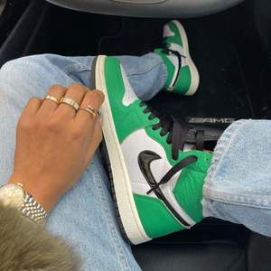 Säljer mina Lucky Green Jordan 1 High, självklart äkta❤️ gör lite ont att sälja dem men använder de inte så mycket och tror någon annan kan få bättre användning av dem helt enkelt, speciellt nu i sommar:) köparen står för frakten.✨✨