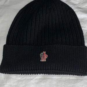 Äkta moncler mössa - Har knappt använt mössan köpte den för 1699 kr på farfetch