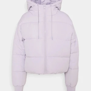 Jacka  - Har denna jättefina lila jacka med luva ifrån Monki i strl M. Köptes för 500kr, säljer vid bra pris. Som nyskick har används bara några få gånger. Lånad bild 