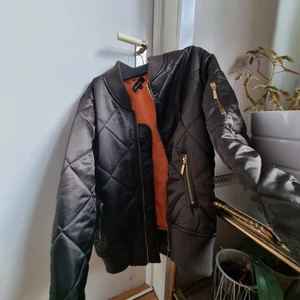 Militärgrön bomberjacka! - En vintage miltärgrön momberjacka! 