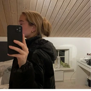Puffer jacka  - Trendig jacka, svart glansig puffer jacka. Den är köpt på pull & bear. Den är skitsnygg men kommer tyvvär inte till användning då jag har köpt en annan💞💞             bilderna är lånade, skriv privat om du vill ha flera bilder