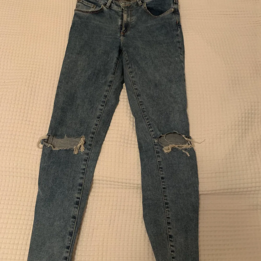 Ett par tajta jeans från bok bok med hål på knäna. Knappt använda och fortfarande väldigt bra skick. Jeans & Byxor.