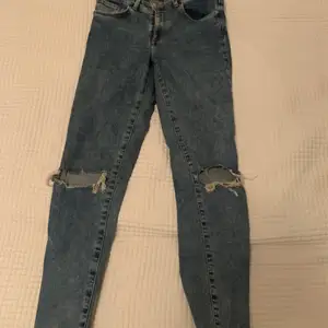 Ett par tajta jeans från bok bok med hål på knäna. Knappt använda och fortfarande väldigt bra skick
