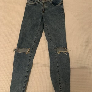 Jeans med hål Bik Bok - Ett par tajta jeans från bok bok med hål på knäna. Knappt använda och fortfarande väldigt bra skick
