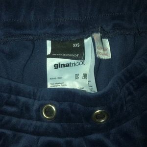 Gina byxor - Ett par blåa Gina byxor i storlek XXS. Inget snöre kvar. Använt kvalite. Säljes på grund av att jag fått ett nytt par. Bra i längden jag är då 161 lång och passar perfekt i längden. Ny pris 229 kr säljes för 60kr pga använd kvalite💘.kan frakta eller mötas beroende på hur långt❤️