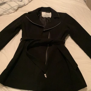 Svart kappa  - Hej, jag säljer en helt ny svart kappa. Den är helt oanvänd, har bara testat på. Storlek 42/M. Kontakta om ni är intresserade 🥰