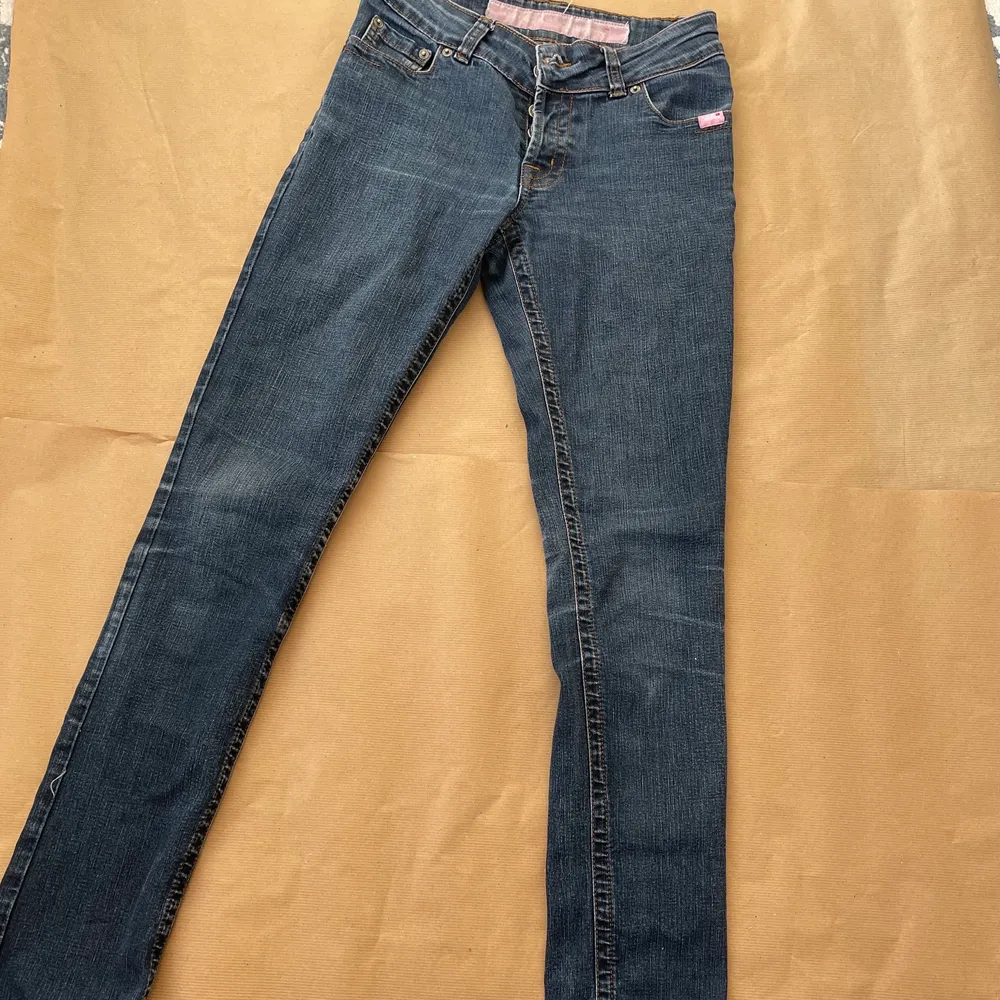 2000-tal low rise jeans jag köpte i en second hand men dem är lite små för mig så därför jag säljer dem. . Jeans & Byxor.