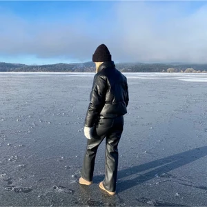 Nakd skinnbyxor - Snygga och bekväma skinnbyxor från Nakd. Köptes på Plick men säljer igen då dom ej satt så som jag ville. Inga defekter, i väldigt bra skick. Passar upp till 170+ i längden💓 