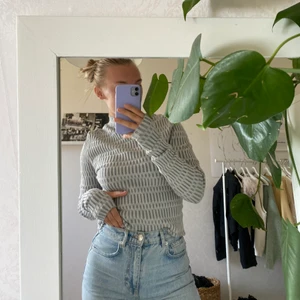 Tröja - Cool tröja men långa armar från weekday! Lite tjockare material så passar perfekt till vintern ❤️‍🔥 Frakt 66k