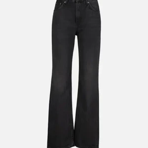 Nudie jeans  - Nudie jeans som bara är prövade. Dom sitter ganska rakt med en liten flare längst ner. Original pris 1 400