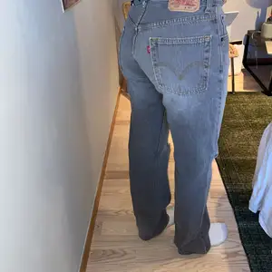 Säljer ett par levis jeans. Färg: grå/brun tråd stl: W30 L32 skick: begagnad jag är 165cm och har stl 34/36 lite sönder vid knappen men går fortfarande att knäppa!