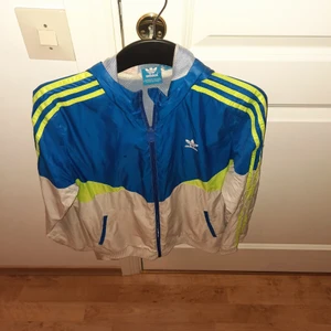 Adidas sport jacka  - Helt ny aldrig använd. Kommer sälja den för 150 men sen så får ni buda och den som läger mest får den.
