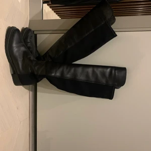 Knähöga stövlar i äkta skin  - Knappt använda stövlar, inköpta 2020. Storlek 38. Färg svart.