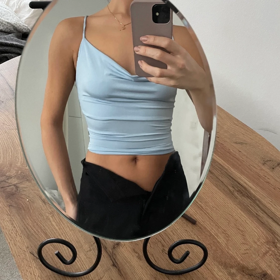 Blå satintopp öppen rygg - 90