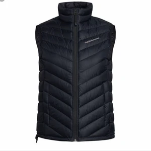 Peak performance väst - Inga defekter, som ny! Originalpris 1799kr