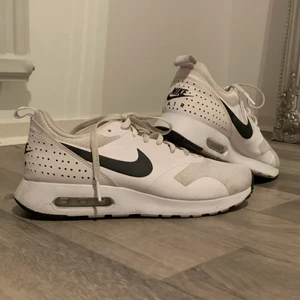 nike air skor - jag säljer nu mina nike air skor i str 40 till ett mycket billigt pris. köpta i USA för 70$ (ca 700kr). säljer de pga sällan använda då de är förstora för mig<33 BUDGIVNING FRÅN 150KR