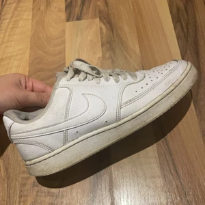 Nike skor - Säljer mina vita Nike skor i storlek 38 pågrund av att dom blivit för små på mig. Dom är använda i väl skick :) 