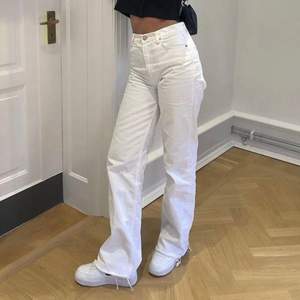 säljer dessa vita jeans från märket Zara i storlek 36! Jättesnygga. Sitter ungefär lagom på mig som är 168/169 