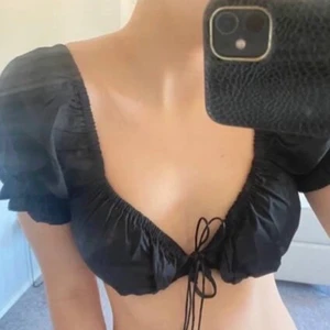 Knyt topp - Svart knyt topp ifrån shein i storlek XS! Köpt för 139kr bilderna är lånade, kan skicka fler (egna)