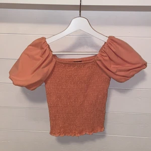 Aprikos färgad tröja - Jätte fin tröja med fina puffade ärmar. Säljer då den inte har används på senaste. Den är i jättebra skick och köpte den för 249kr.