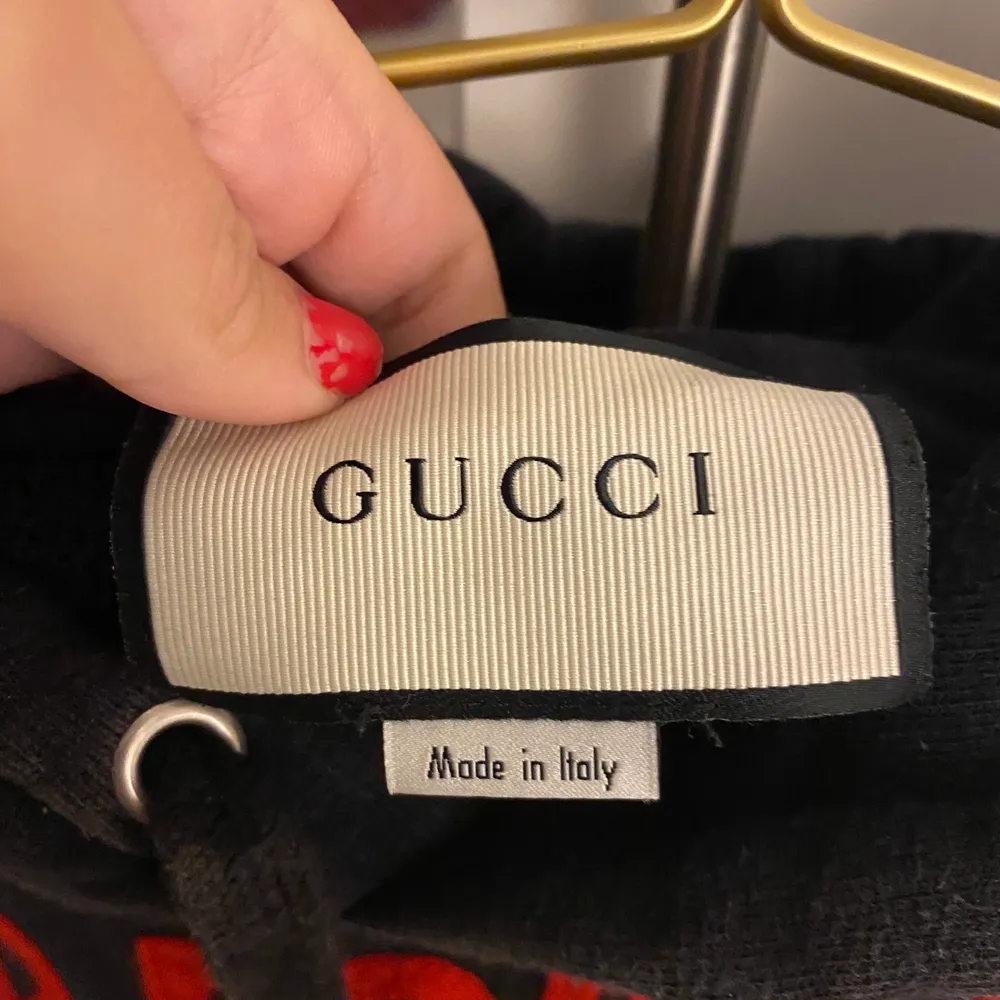 Säljer min skit balla Gucci hoodie som är köpt i Paris! Nypris är runt 8000/9000kr, har inga äktehetsbevis pga köptes för 4 år sen! Skit bra skick ser ut som ny , den är inte använd på ca 1 år. Den är ONE SIZE men passar som S/M! Lägger ut den för 4000 kr så kan pris diskuteras ❤️. Tröjor & Koftor.