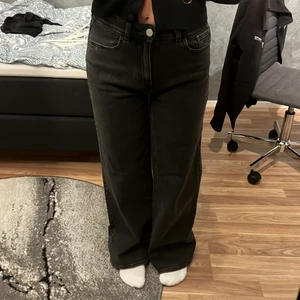 Jenas - Säljer dessa grå raka jeansen, säljer de pågrund av att de inte kommer till användning och det är inte riktigt min stil, har använt de ungefär 2 gånger och sedan har de ba legat i garderoben, säljer byxorna för 150kr+ frakt ( kan även mötas upp) byxorna är i storlek S.