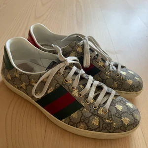 Gucci skor - Ganska slitna men de är fortfarande väldigt fina och glänser. 