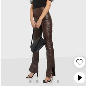 Bruna skinnbyxor  - Jätte fina bruna skinnbyxor från Nelly, aldrig använda , endast testade; tyvärr kommer de aldrig till användning. Strlk s