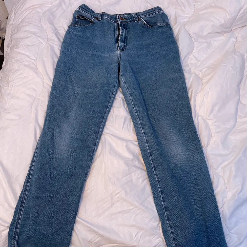 Super snygga och coola vintage byxor från lee! köpt på beyond retro för ca 500kr. inga skador. använda max 2gånger. är osäker på storleken men skulle nog säga M💕. Jeans & Byxor.