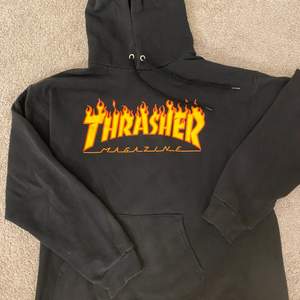 Säljer en äkta thrasherhoodie som är i väldigt bra skick! Säljer pga inte riktigt min stil längre. Köparen står för frakt!  (Ny pris: 1000kr)