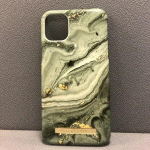 iDeal of Sweden skal  - Mint Swirl Marble har en elegant grön marmor med inslag av guldiga nyanser.                                                      Produkten är nästintill oanvänd och i mycket gott skick.                                                                                                     Orginalpris: 299kr                                                               Säljespris: 100kr