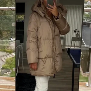 Beige Jacka Zara  - Jätte fin jacka från Zara med stor mysig luva, tyvärr lite liten för mig så säljer den vidare! Köpt på Plick! ✨