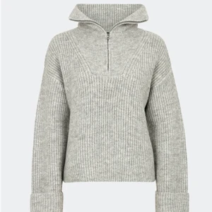 Stickad zip up⚡️🤎 - Säljer denna super snygga zip up tröjan från bikbok, Nypris 399kr, inga defekter och sparsamt använd 🤎⭐️