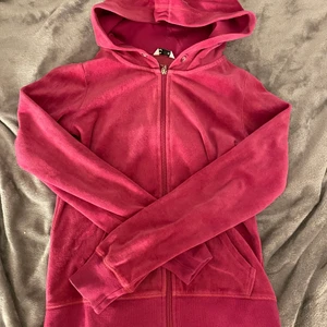 Cubus storlek XS - Säljer denna super gulliga och sköna zip Hoodie eftersom den är för liten.  Orginal pris:249kr