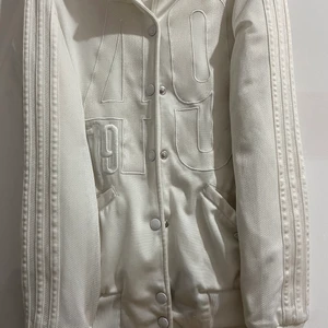 Adidas tröja  - Adidas tröja med knappar. STL: 38