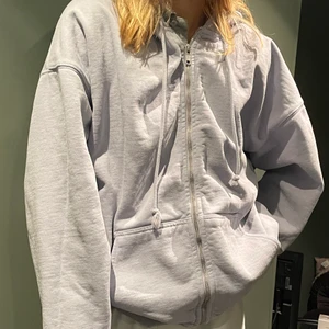 Brandy Melville zip hoodie - Brandy Melville ljusblå zip hoodie, köpt på Brandy i Sthlm💓