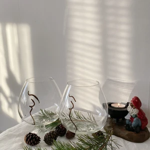 Glas - Hej! Jag säljer dessa kupa glas, där jag själv har tillverkat målningarna på glaset. De är i bästa skick, och även perfekta som julklapp eller en present till kära & nära. Det finns fler i lager ifall det önskas. Hör av er!🍷