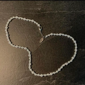 halsband, diverse pärlhalsband  - första halsbandet är mycket lätt och unikt! med silverfjädern så kostar halsbandet 60kr och utan 50kr. Det andra matchande sättet kostar 80kr tillsammans! super deal!💖 tredje halsbandet kostar 40kr💖