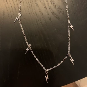 Fint halsband med blixtrar - Säljer detta helt nya silvriga halsband med blixtrar. Fråga om de något ni undrar över💕💕💖